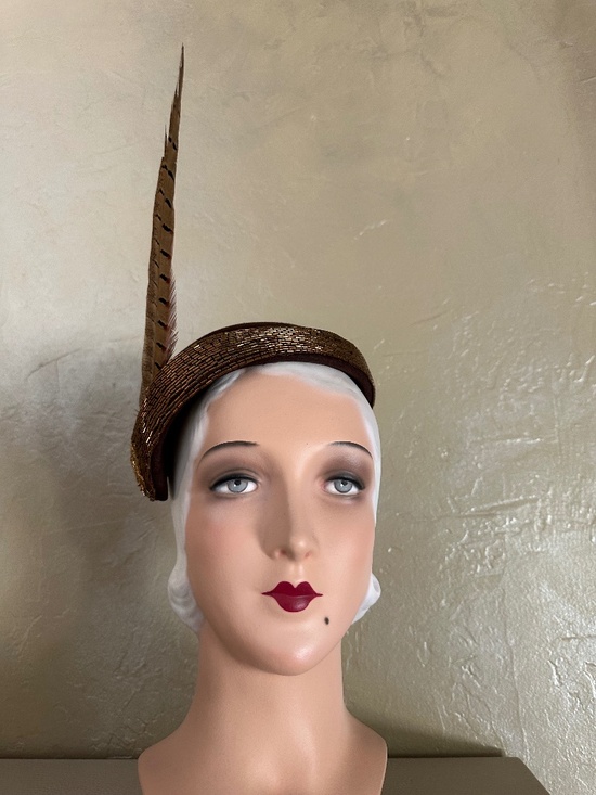 IRRESISTIBLE 1950s\' BROWN COCKTAIL HAT + IRIDESCENT BEADS & FEATHER main image 9
